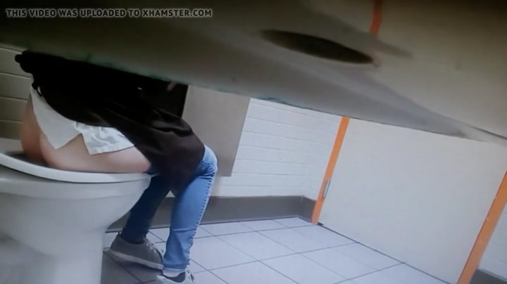 Реальная съемка на скрытую камеру в общественном туалете