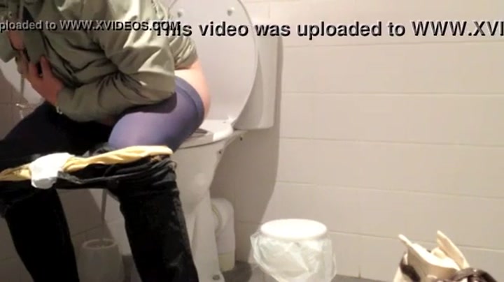 В частном туалете толстушка сидит на унитазе перед камерой